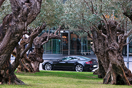 Barcelona: Aston Martin V8 Vantage Hotel Juan Carlos I